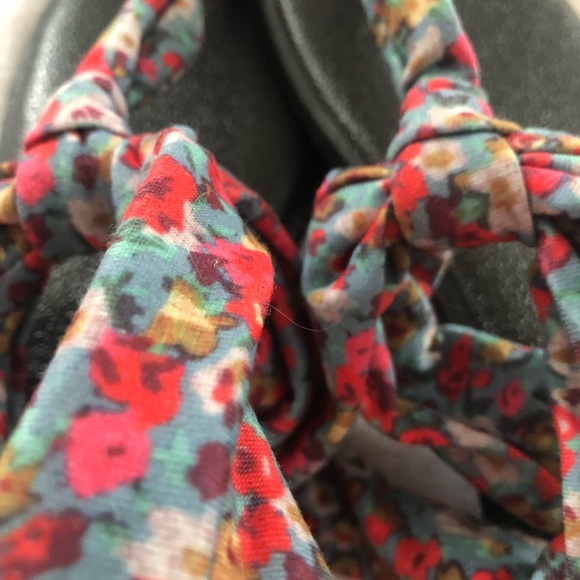 SANUK softest yoga-mat sandals in delicate floral multi-colors, NWT, Sz 9 - Picture 7 of 7